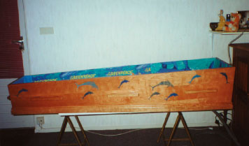 thuisopbaring in zelf beklede kist, waarop bezoek dolfijnen mocht sjabloneren
